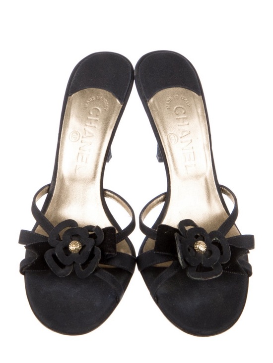 CHANEL Shoes - CHANEL - Vintage 2004 heels